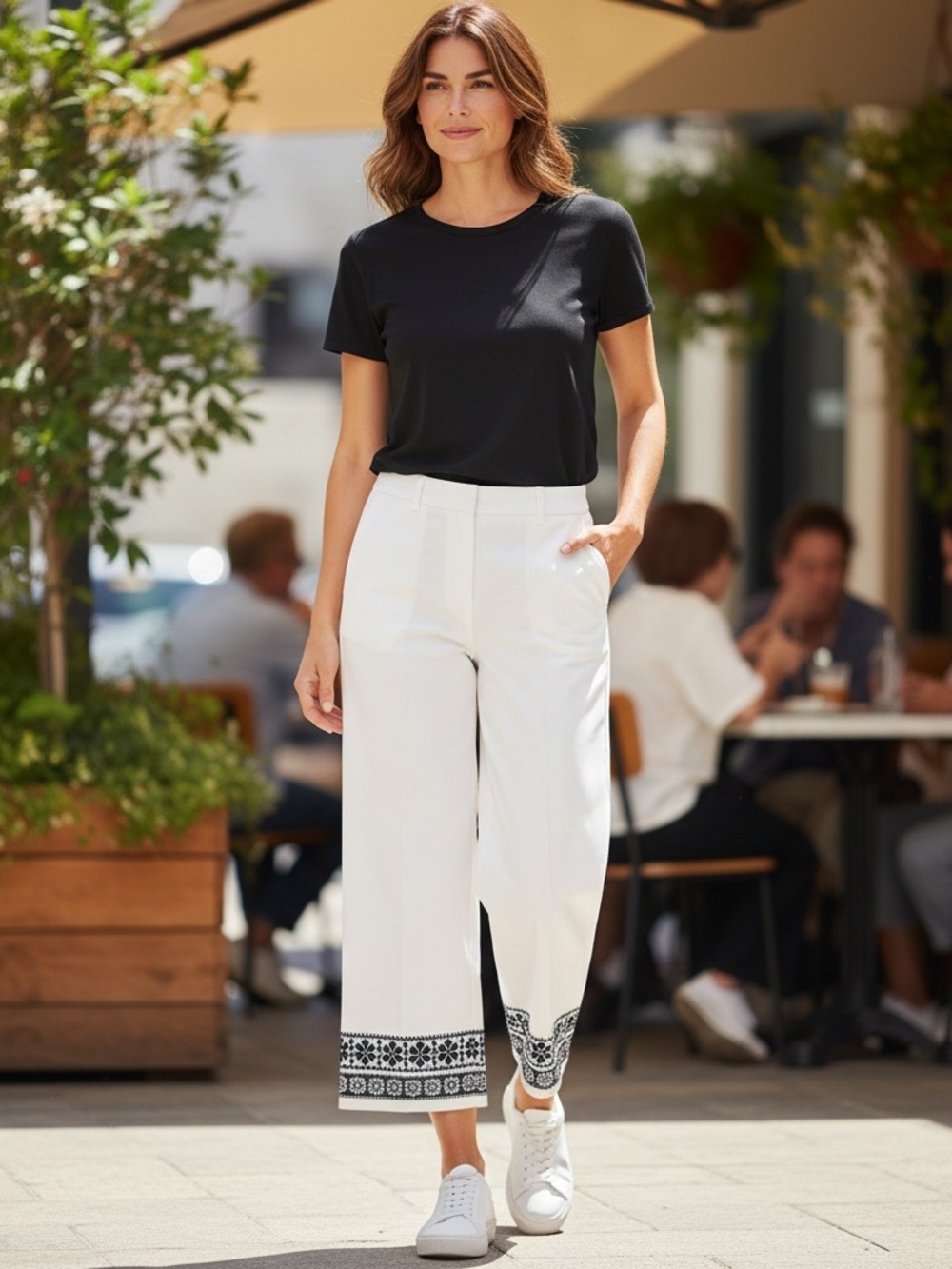 Ann Taylor White Embroidered Hem Embroidered Cuff Cropped Pants Size 6